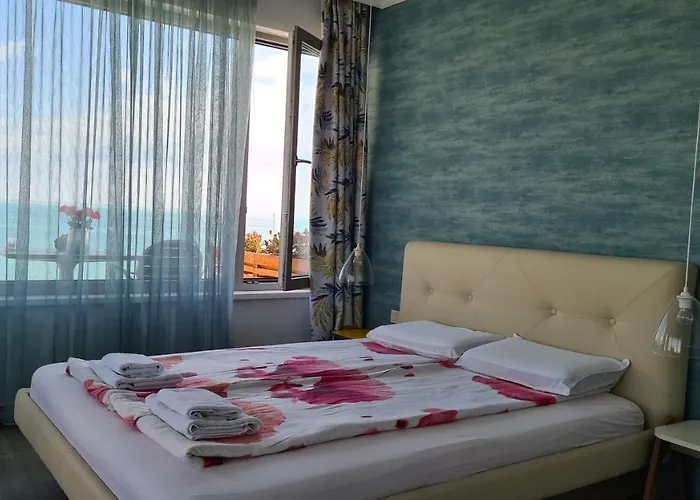 Flora 게스트하우스 4*